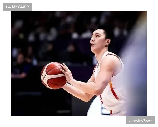 胡明轩意外扭伤脚踝,被搀扶离场接受检查